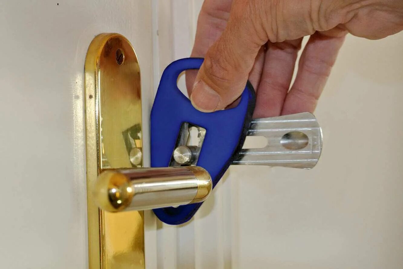 Как сделать запертую дверь. Портативный замок easylock. замки с ключами-перфокартами в гостинице. открывашка для дверей. портативный замок на дверь комнаты.