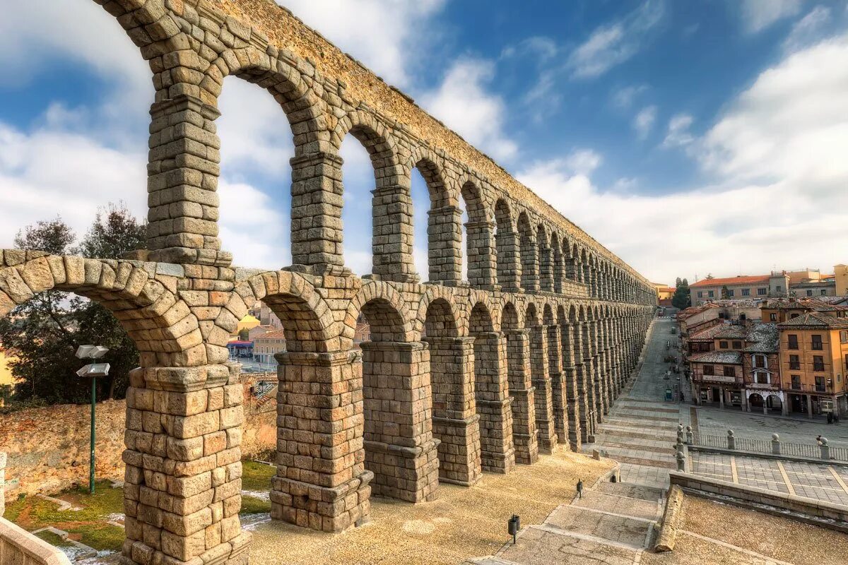 Римский водопровод. Акведук в Сеговии Испания. Римский акведук в Испании. Римский акведук в Сеговии. Римский виадук в Сеговии Испания.