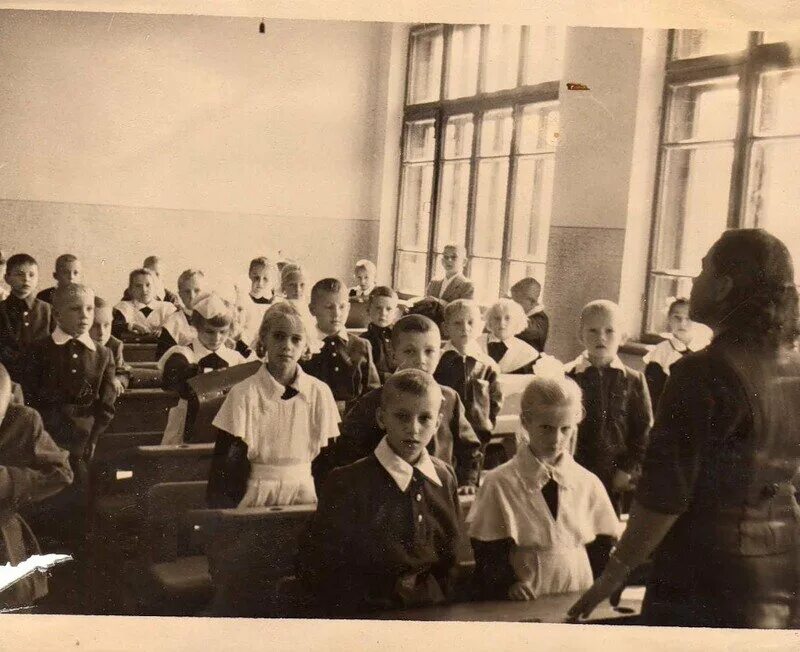 5 октября 20 года. Московская Советская школа 1950 год. Первые советские школы. Советские школьники. Советский класс в школе.