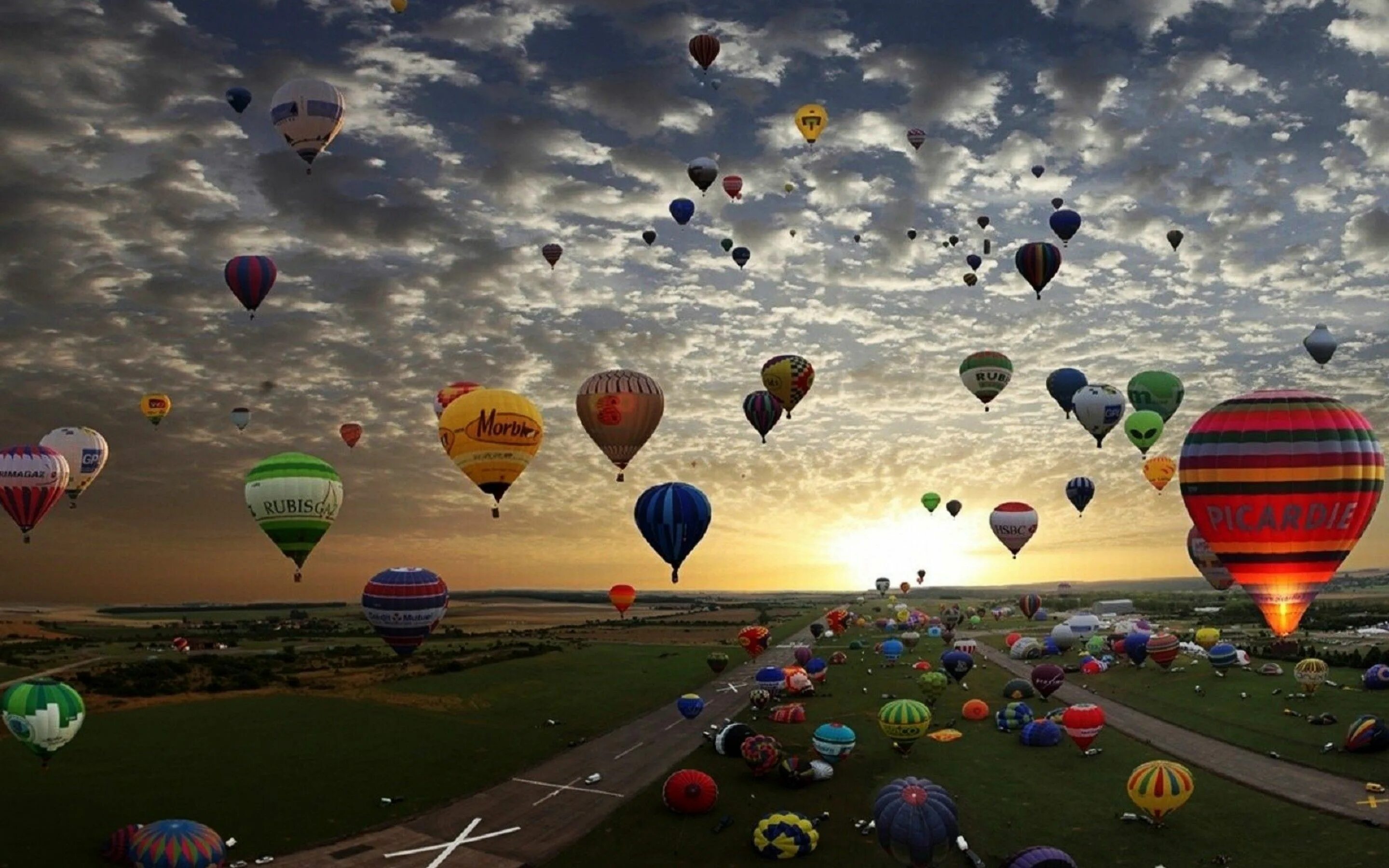 Воздушный шар клип. Воздушные шары. Парад воздушных шаров. Воздушный шар природа. Шары в небе.