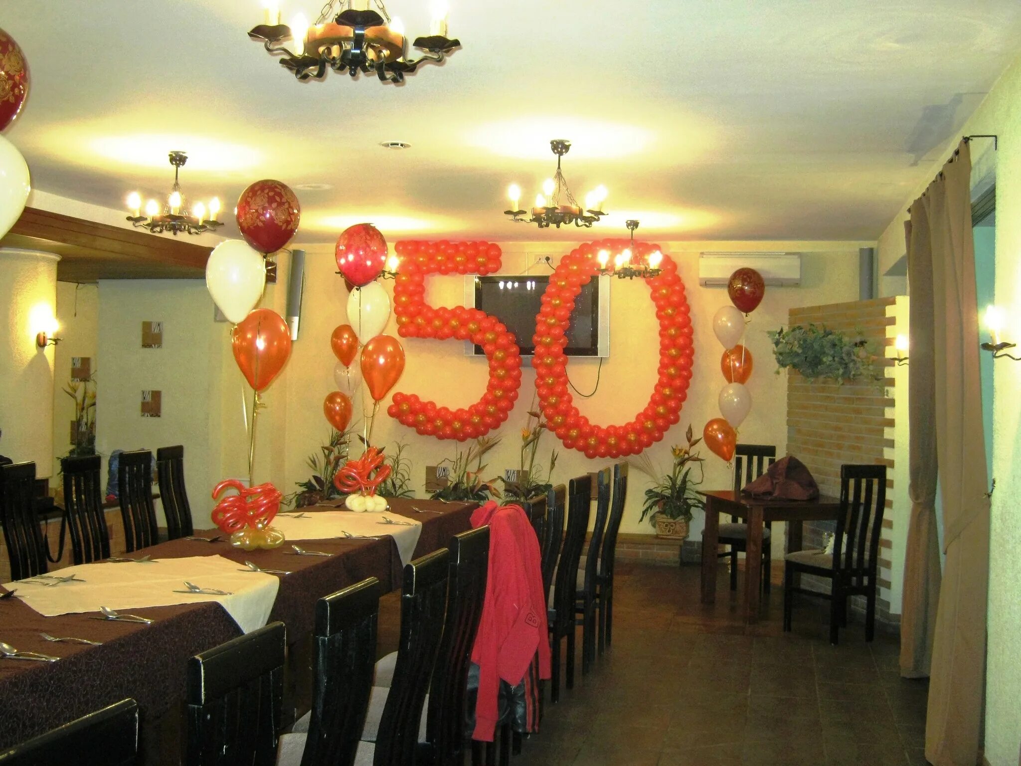 Новогоднее украшение ресторана. Украшение ресторана на новый год. Украшение бара на новый год. Новогоднее украшение кафе. Украшение кофейни к новому году.