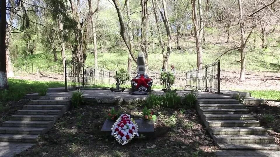 Майрамадаг. Памятник морякам каспийцам в майрамадаге. майрамадаг памятник морякам. майрамадаг музей защитников суарского. памятник защитникам суарского ущелья.