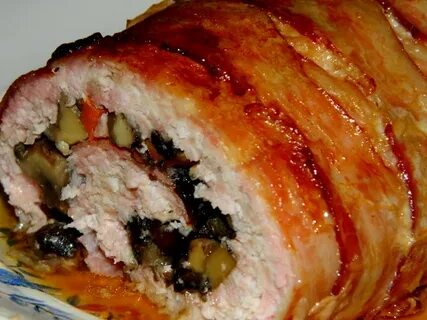 Рулет из свинины в духовке с грибами