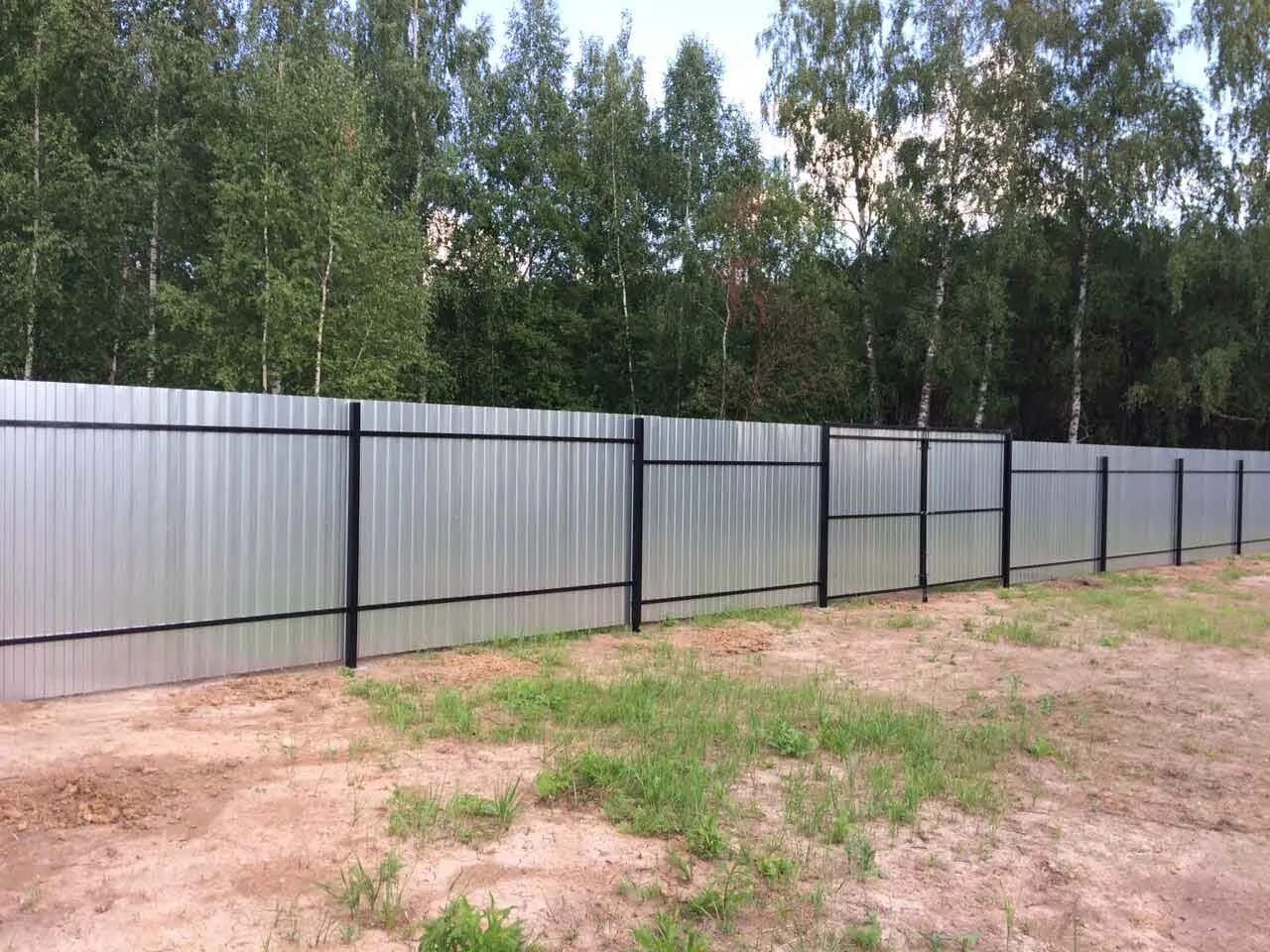 Забор бюджетный вариант для частного Белый деревянный забор для дачи фото Забор Мастер