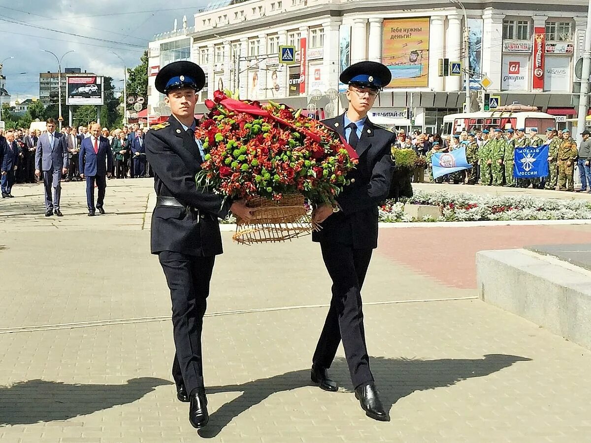 День москвы в орле. Возложение цветов 8 мая 2025 в сквере танкистов в орле.