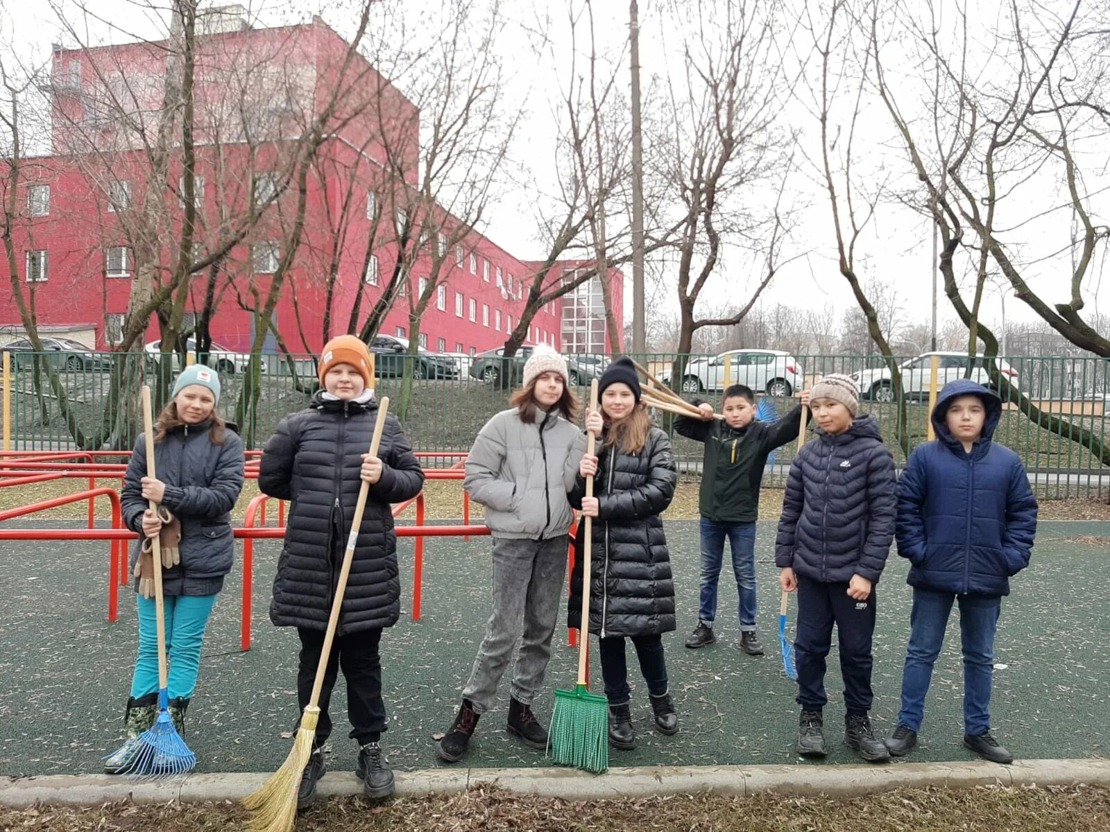 Благоустройство территории субботник. Благоустройство территории субботник. Благоустройство территории субботник. Гимназия 11 бийск субботник. Мастер по благоустройству территории.