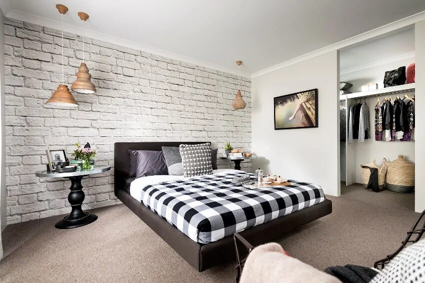 Белая кирпичная стена в спальне. Кирпич в интерьере. Светильники в интерьере спальни. Dekoratiuli gobeebi. Кирпич в интерьере спальни.