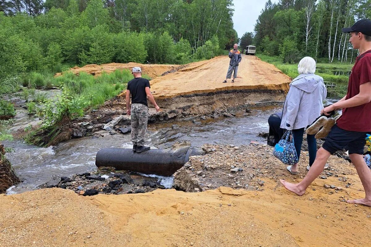 На месте размытой дороги в Бабаевском округе построили мостовую переправу
