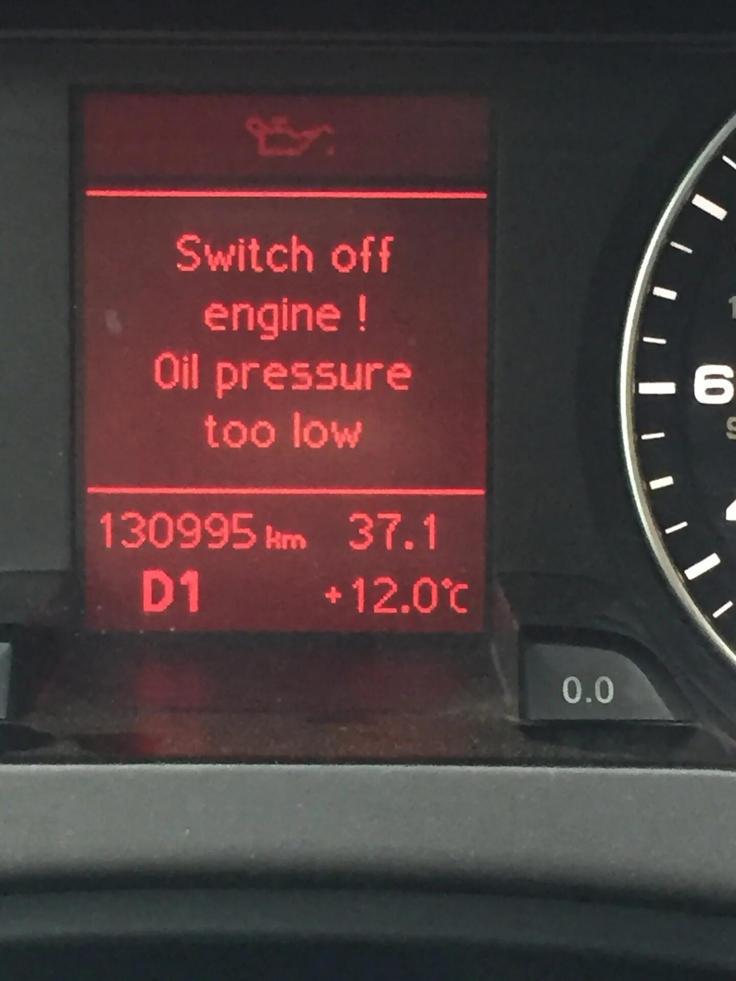 Давление масла q5. Чек масло Ауди а4 2000. Oil Pressure Audi q7 4.2 бензин. Сигнализатор недостаточного давления масла Ауди а4 в7. Ауди а4 2.0 TFSI низкое давление масла.