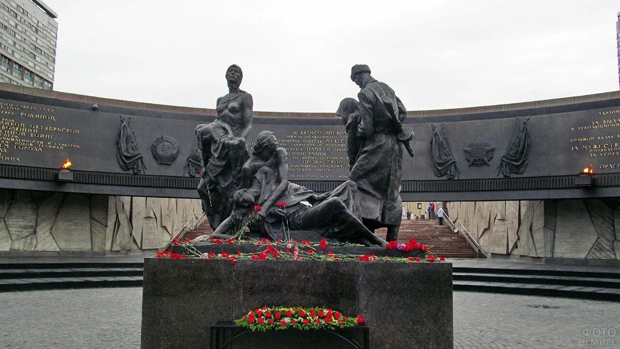 Мемориал блокады ленинграда в санкт-петербурге. Памятник героическим защитникам ленинграда в санкт-петербурге. Моумент героическим защитникам лени. Момент героическим защитникам ленинграда. Мемориал защитникам ленинграда блокада.