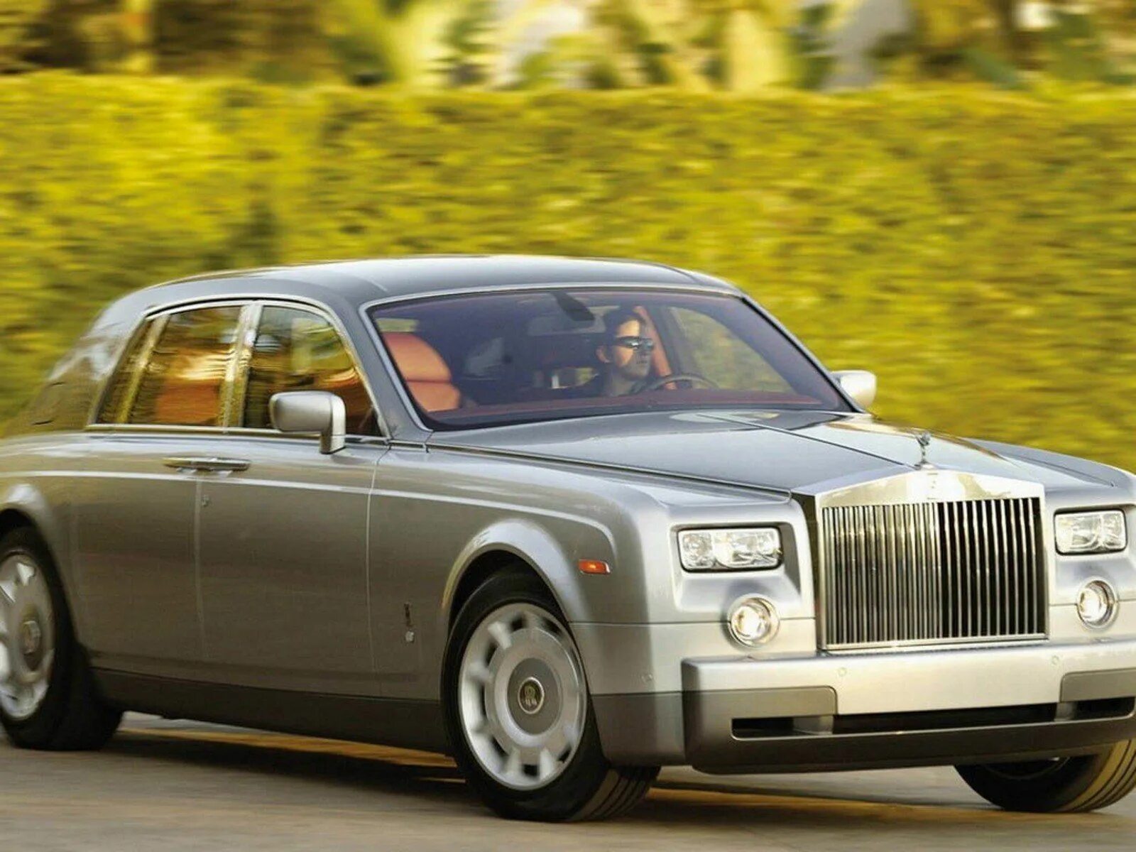 Rolls история. Машина Роллс Ройс. Rolls Royce Phantom Coupe 2021. Самый первый Роллс Ройс. Роллс Ройс 1997.