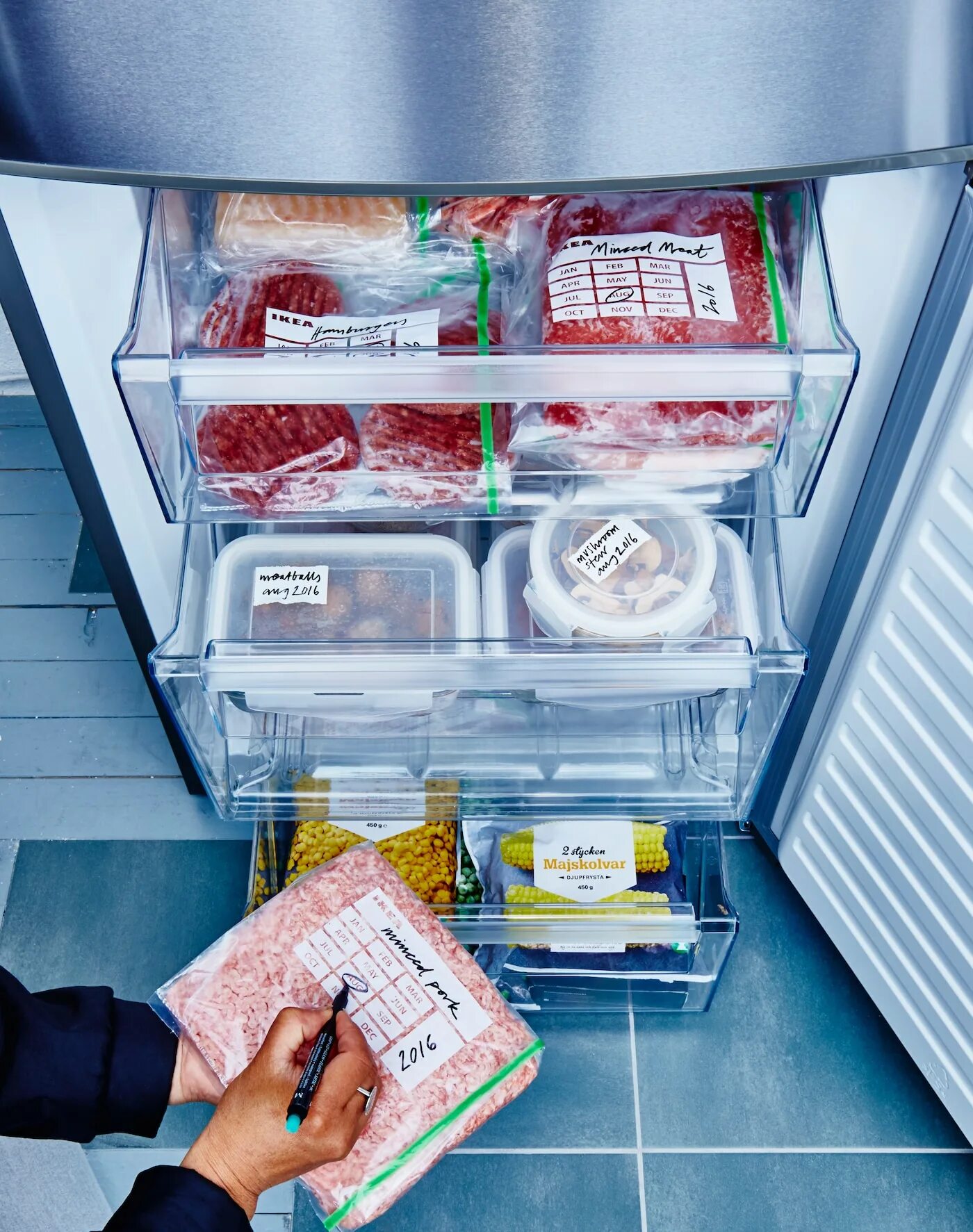 В холодильниках осуществляется хранение. Холодильник с продуктами. хранение в холодильнике. организация хранения в морозильной камере. организация хранения продуктов в морозилке.