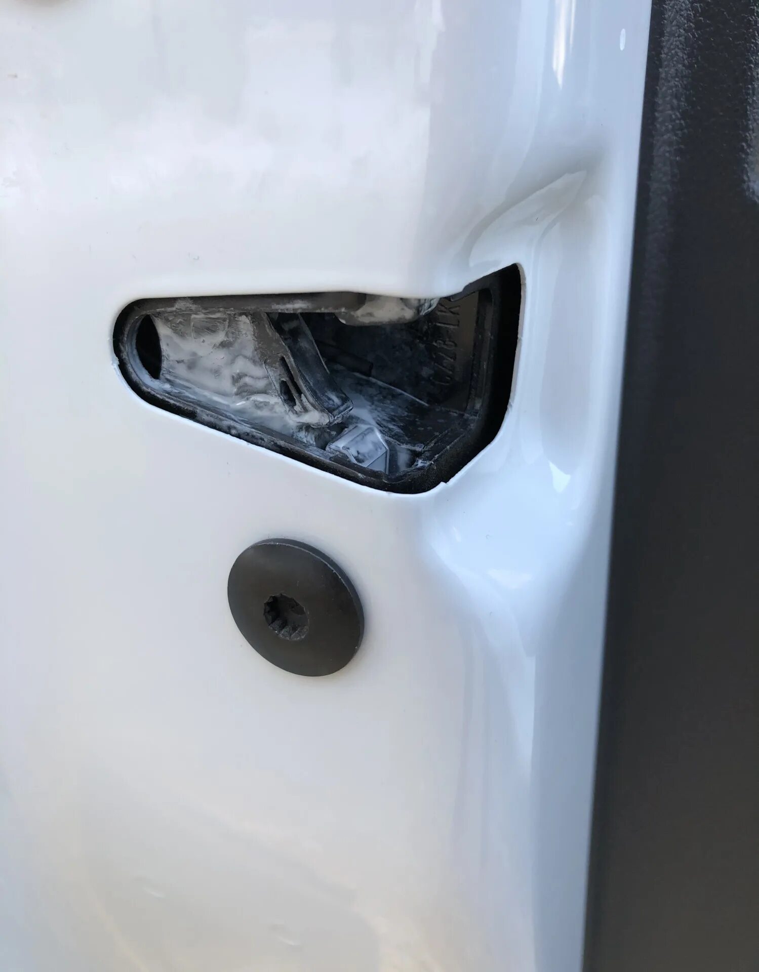 Skoda закрытие двери ключом изнутри. Замок двери шкода рапид. Передняя дверь шкода рапид 2. Ручка передней двери skoda rapid. Как закрыть двери шкода рапид.