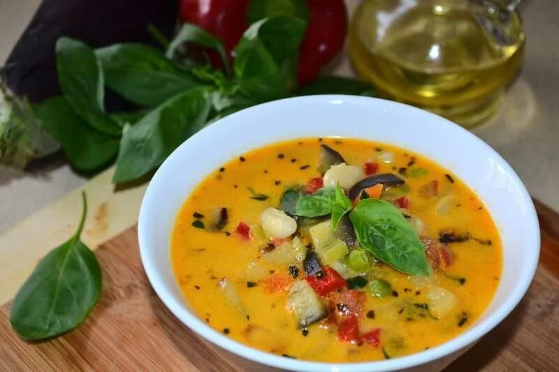 Суп овощами сыром и. Суп с баклажанами. овощной суп с баклажанами. суп с болгарским перцем. баклажановый суп.