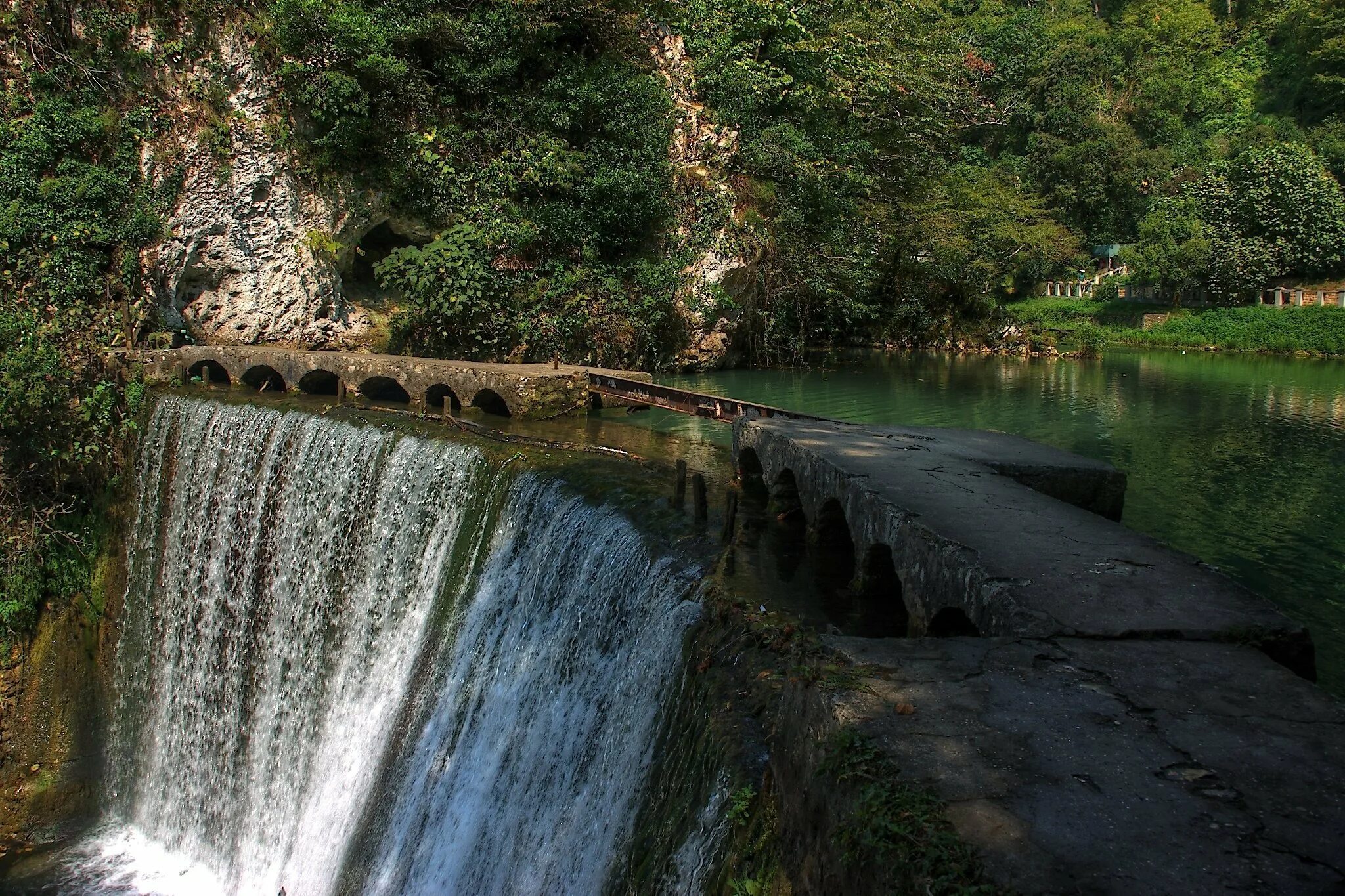 Абхазия бассейн новый афон. Водопад новый Афон Абхазия. Рукотворный водопад в Абхазии. Рукотворный водопад новый Афон. Новоафонский водопад новый Афон.