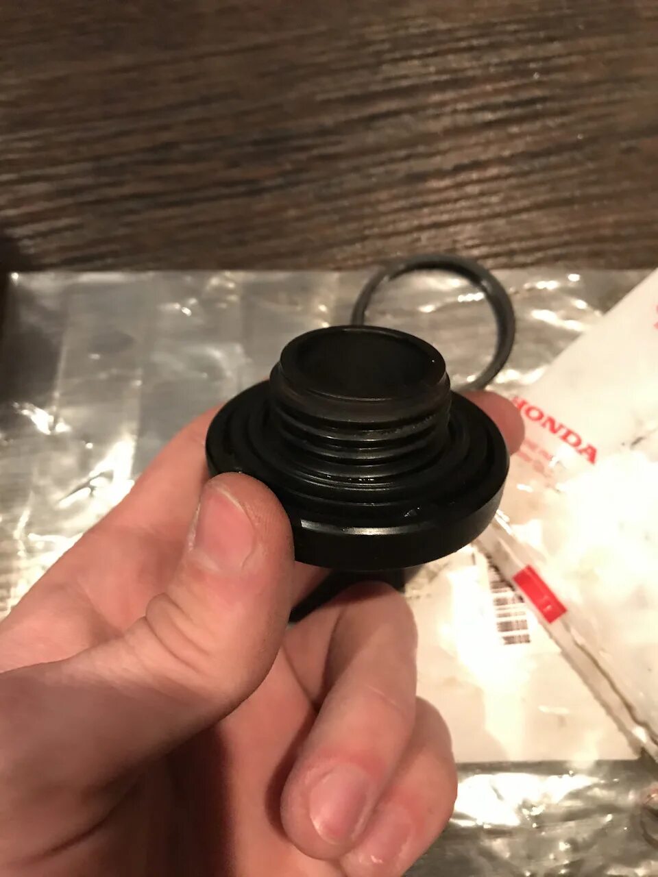 Резинка маслозаливной горловины. Крышка масла 2114. Ford fusion маслозаливная горловина уплотнительное кольцо. Toyota raum 1999 крышка маслозаливной горловины. Резинка маслозаливной горловины.