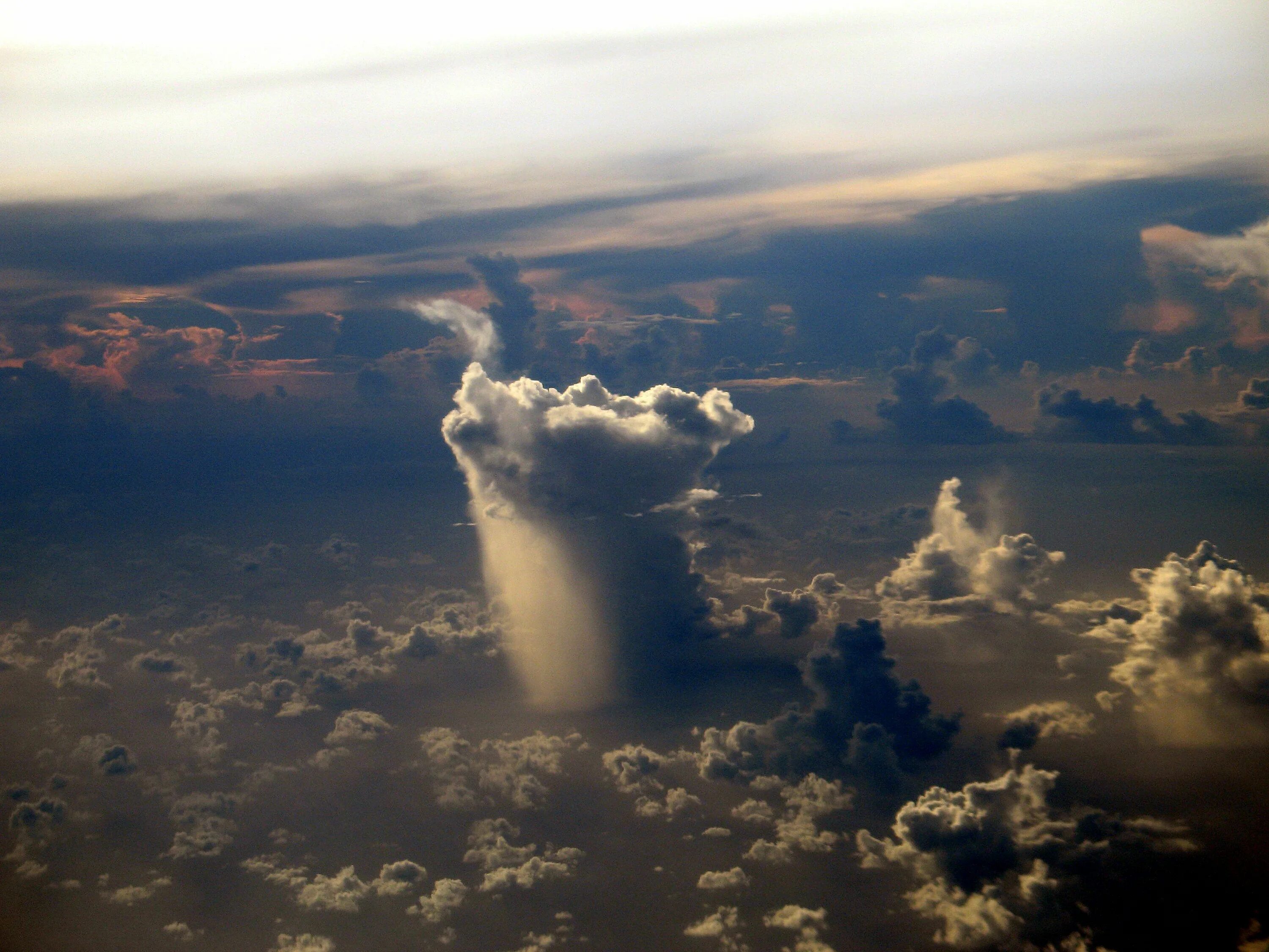 Облако спустилось на землю. Небо тучи. Дождевые облака. Густые облака. Грозовые облака из самолета.