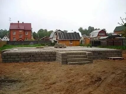 Дом ниже дороги