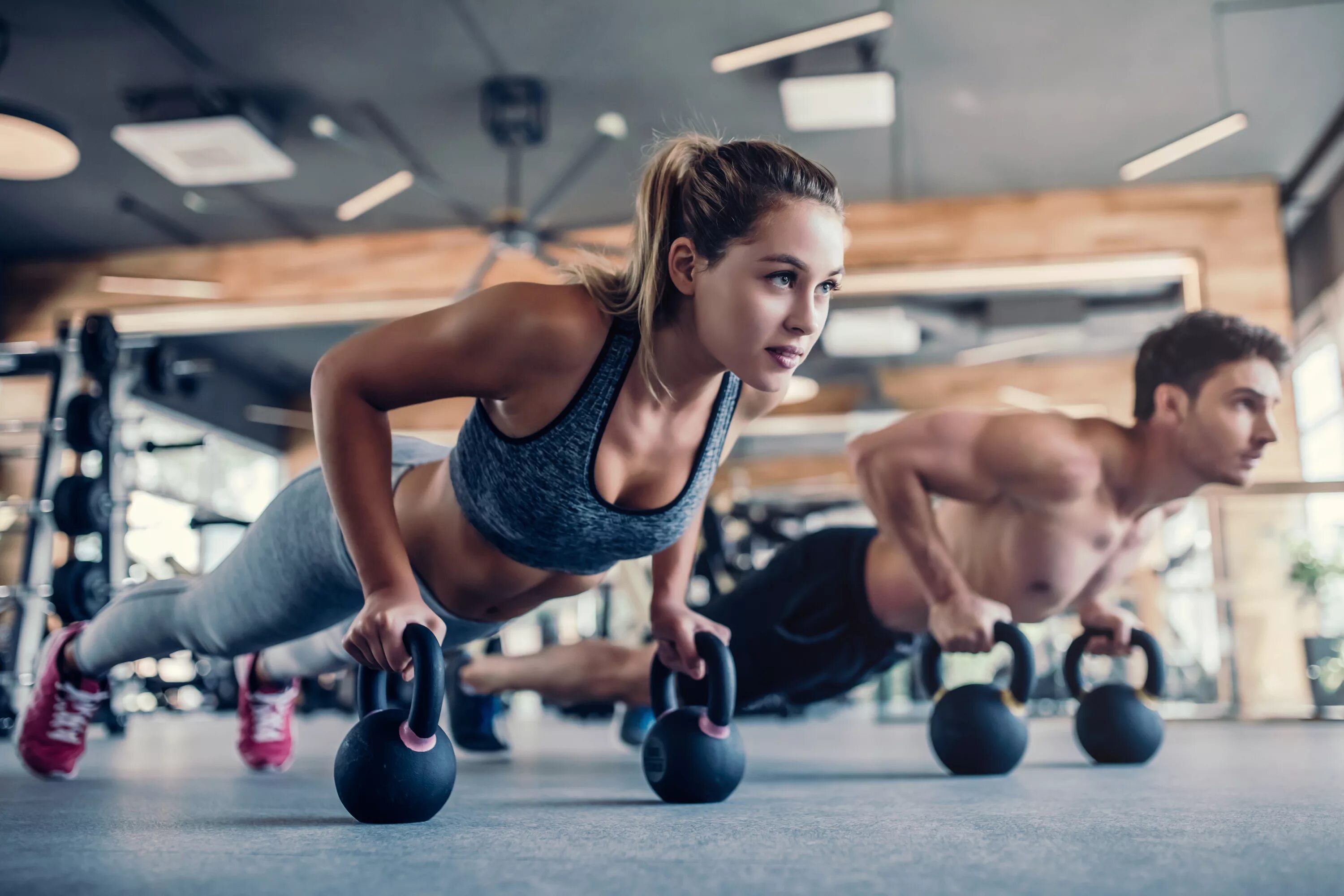 Парень девушка спортсмены. Спортивные люди. Функциональная тренировка. Спорт в тренажерном зале. Спортивные девушки.