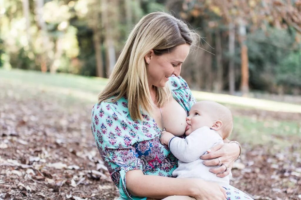 Mommies breastfeeding. Кормление грудью. Фотосессия грудного вскармливания. Грудное вскармливание взрослых детей. Тандемное вскармливание.