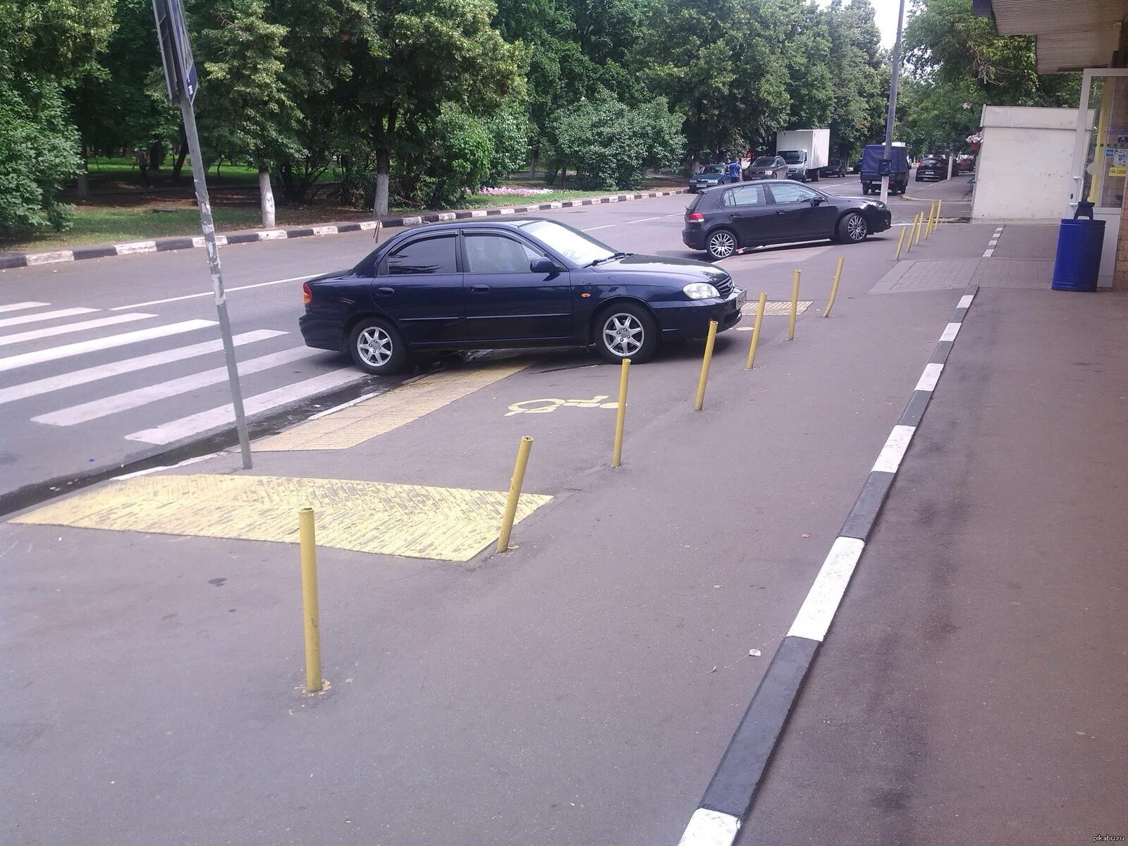 На каком расстоянии от перехода можно парковаться. Парковка у пешеходного перехода. Парковка после пешеходного. Парковка до и после пешеходного перехода. Парковка перед пешеходкой.