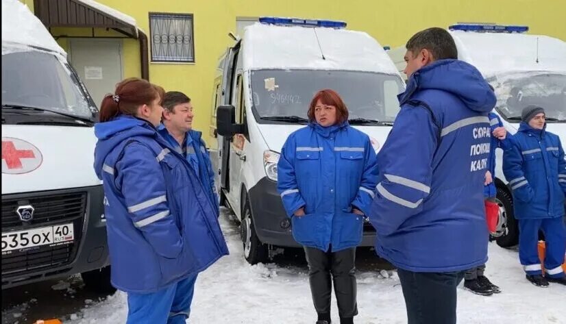 Передача калуга. Сотрудники скорой медицинской помощи. перед скорой помощи. вручение новых машин скорой помощи астрахань 15.12.2025. главврач скорой помощи калуга.