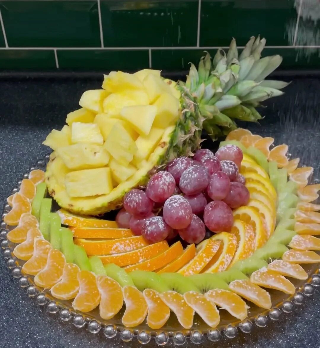 Как нарезать фрукты на стол. Нарезка фруктов. Украшение фруктами. Как нарезать фрукты на стол. Как нарезать фрукты на стол.