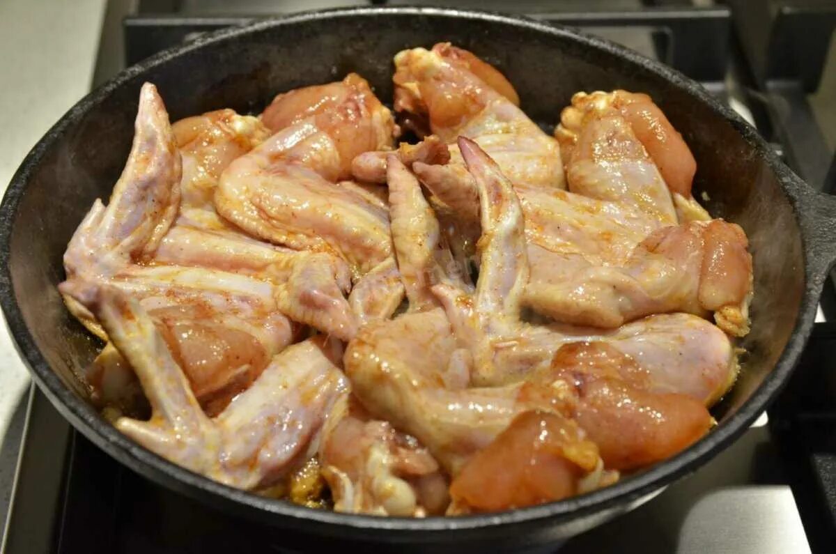 Как вкусно приготовить крылышки куриные на сковороде. Куриные крылышки на сковороде. жареные крылышки на сковороде. крылья куриные жареные на сковороде. жареные куриные крылышки на сковороде.