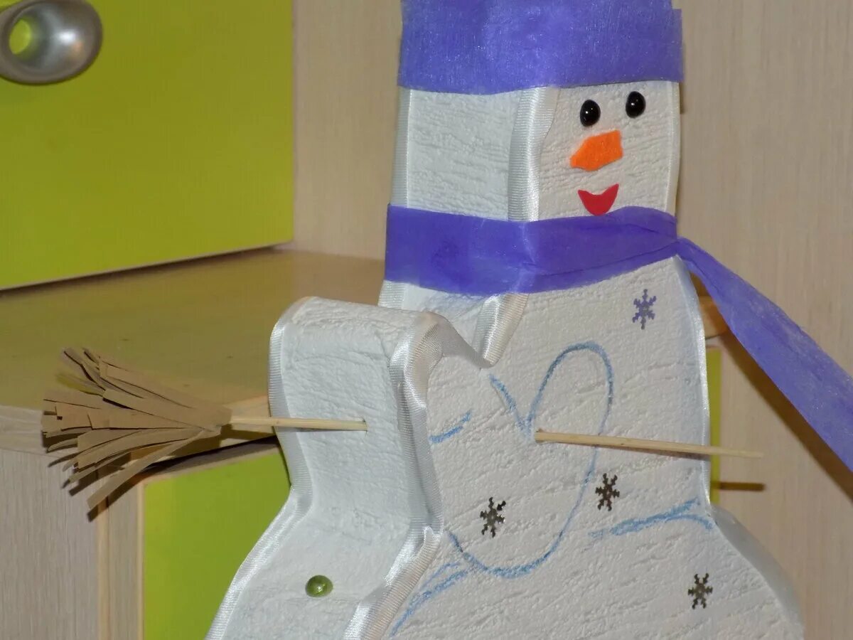 Снеговик поделка в детский сад. Поделка Снеговик для детского сада. Поделка веселый Снеговик для детского сада. Снеговики своими руками в детский сад. Подделка снеговика для детского сада.