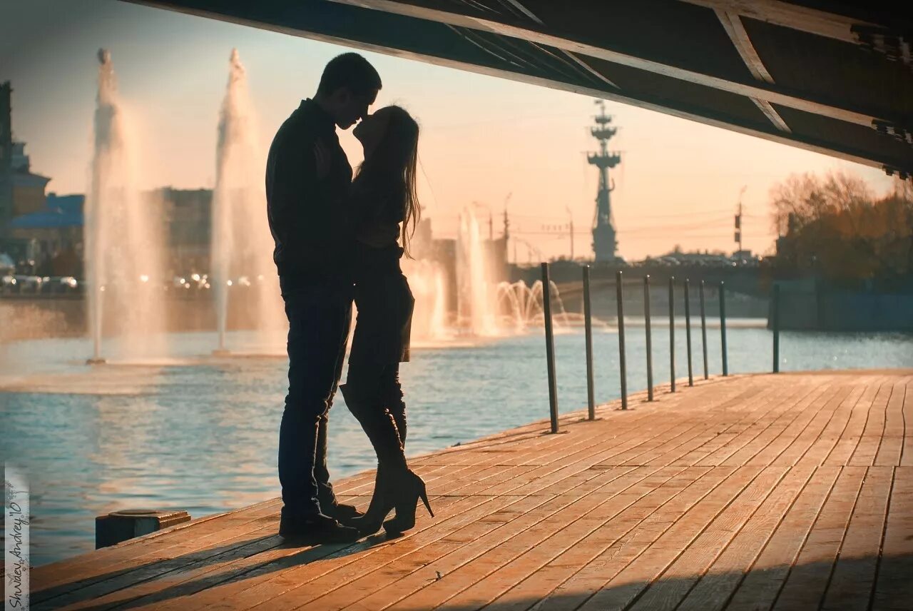 Селена гомес киссинг. Романтический поцелуй. Поцелуй на ступеньках. Парень дарит цветы. Влюбленные.