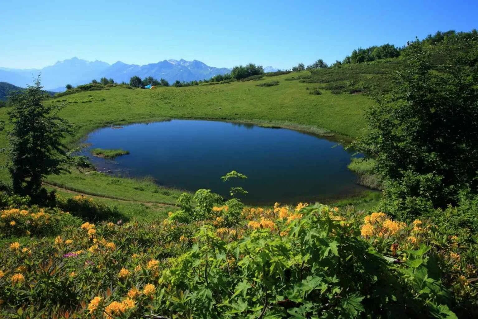 Зеркальной поляны. Гора ачишхо озеро. Озеро хуко сочи. Зеркальное (озеро, приморский край). Озеро зеркальное ачишхо.