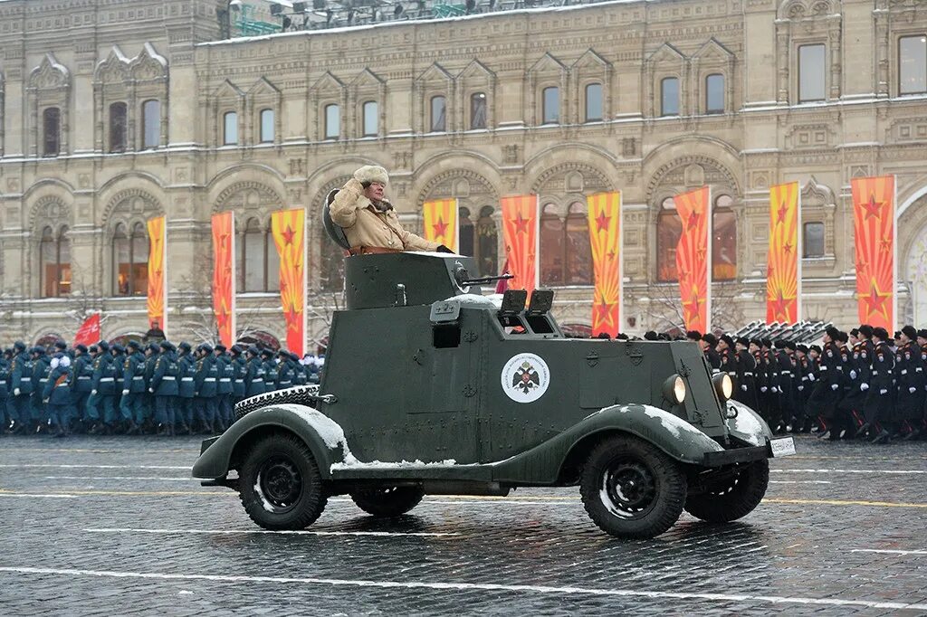 Где проходил парад в 1941 году. Парад 7 ноября 1941. Парад на красной площади 7 ноября 1941. Техника на параде 7 ноября 1941. Бронеавтомобиль на красной площади.