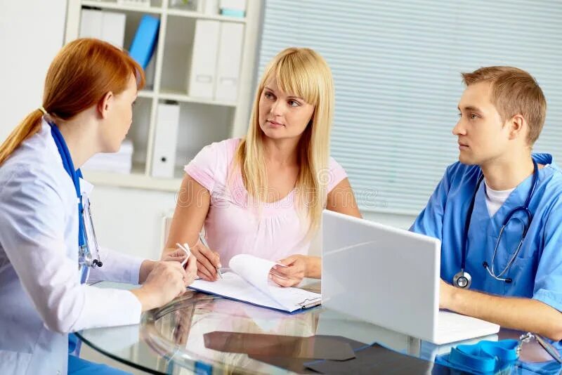 Недовольный врач. Врач консультант. Medical consult. Medical consult. Врач и компьютер.
