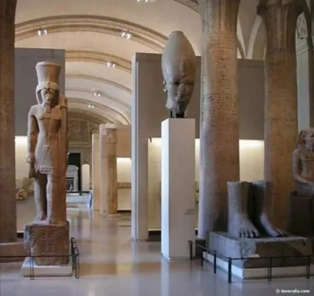 Зал древностей. Лувр зал древнего египта. лувр древний египет экспонаты. отдел египетских древностей лувра. лувр зал кариатид.