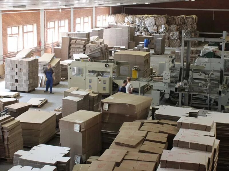 Оптом производитель производство. Директор картонной фабрики Алексин. Производство коробок. Упаковочный цех. Цех упаковки.
