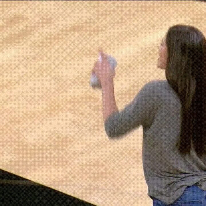 Оплеуха гиф. Дал леща гиф. Удар по щеке. Пощечина. Пощечина девушке.