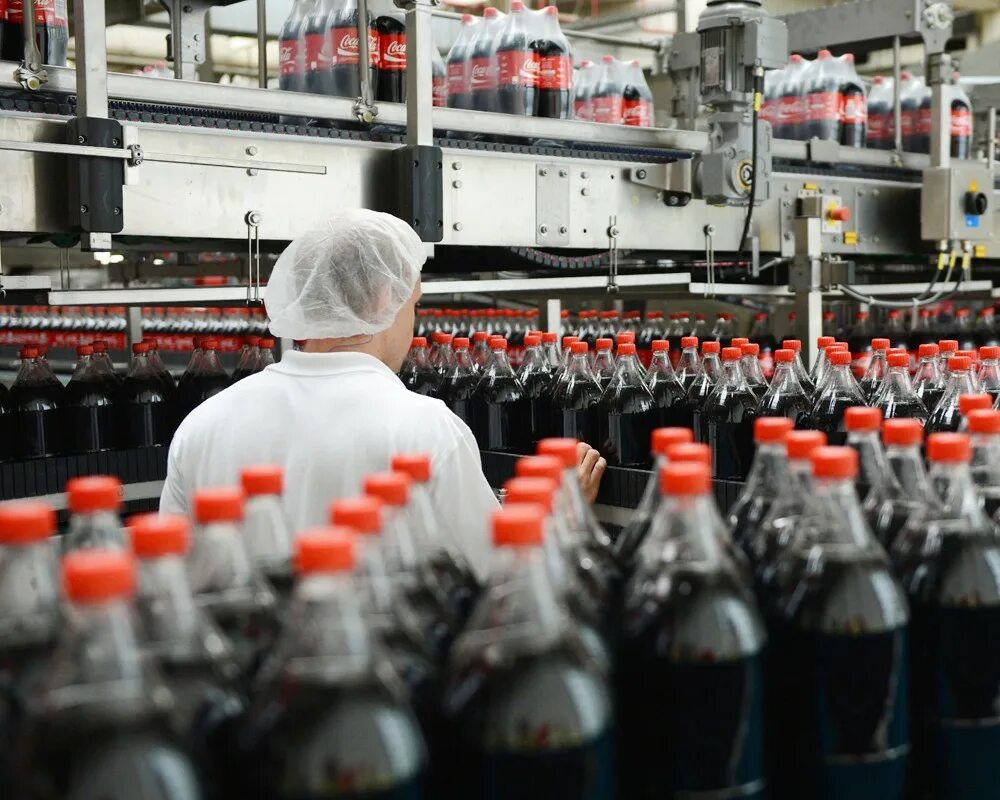 Coca Cola завод. Производство Кока колы. Завод по производству газированных напитков. Завод Кока-кола в Москве.