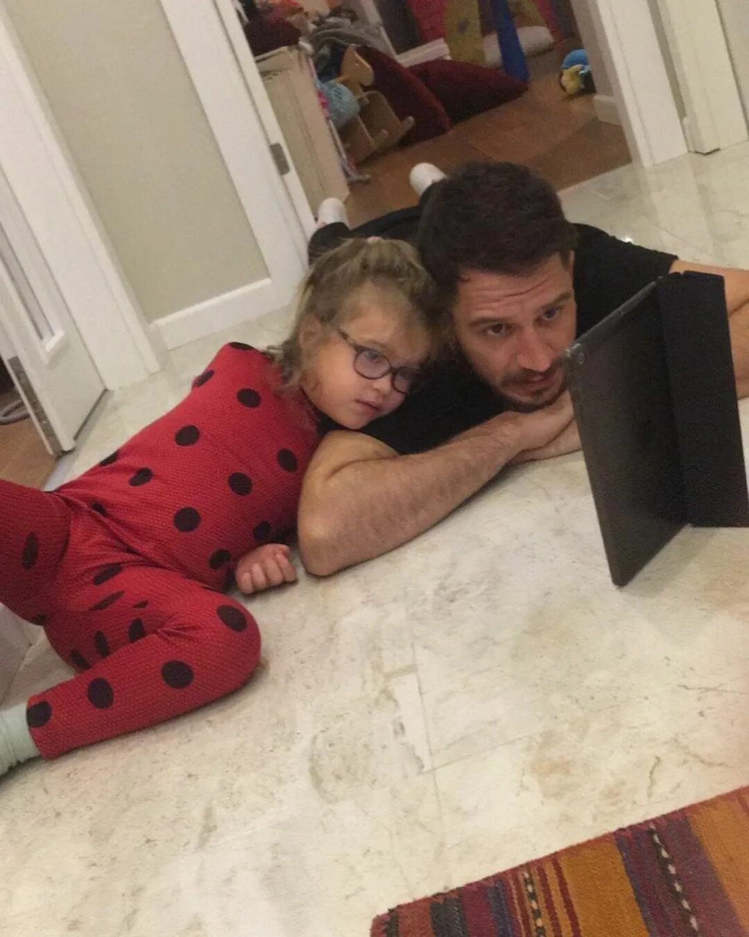 Ураз каигилароглу дочь. Мелис иситен ураз каигилароглу. Мелис ишитен и ураз. Ураз кайгылароглу жена. Ураз кайгылароглу жена.