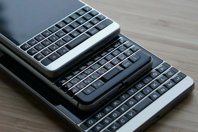 Телефон с клавиатурой. Блэкберри с клавиатурой слайдер. смартфон с qwerty клавиатурой 2025. блэкберри с выдвижной клавиатурой. смартфоны с кверти клавиатурой 2025.