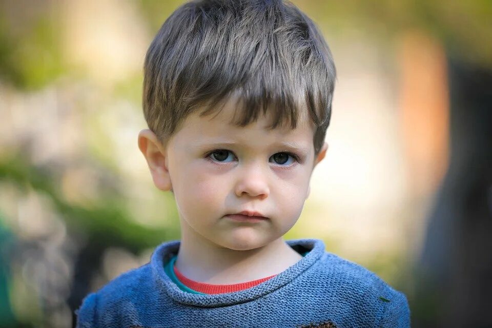 Been is a little boy. Мальчик. Серьезный мальчик. Ребенок 5 лет. Ребенок мальчик.