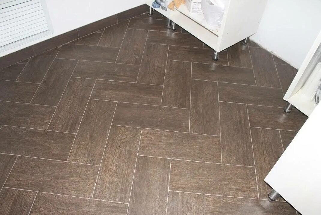 Укладка плитки кафельной на пол под ламинат. Плитка под дерево. Напольная плитка под ламинат по диагонали. Раскладка плитки на пол. Укладка плитки под.