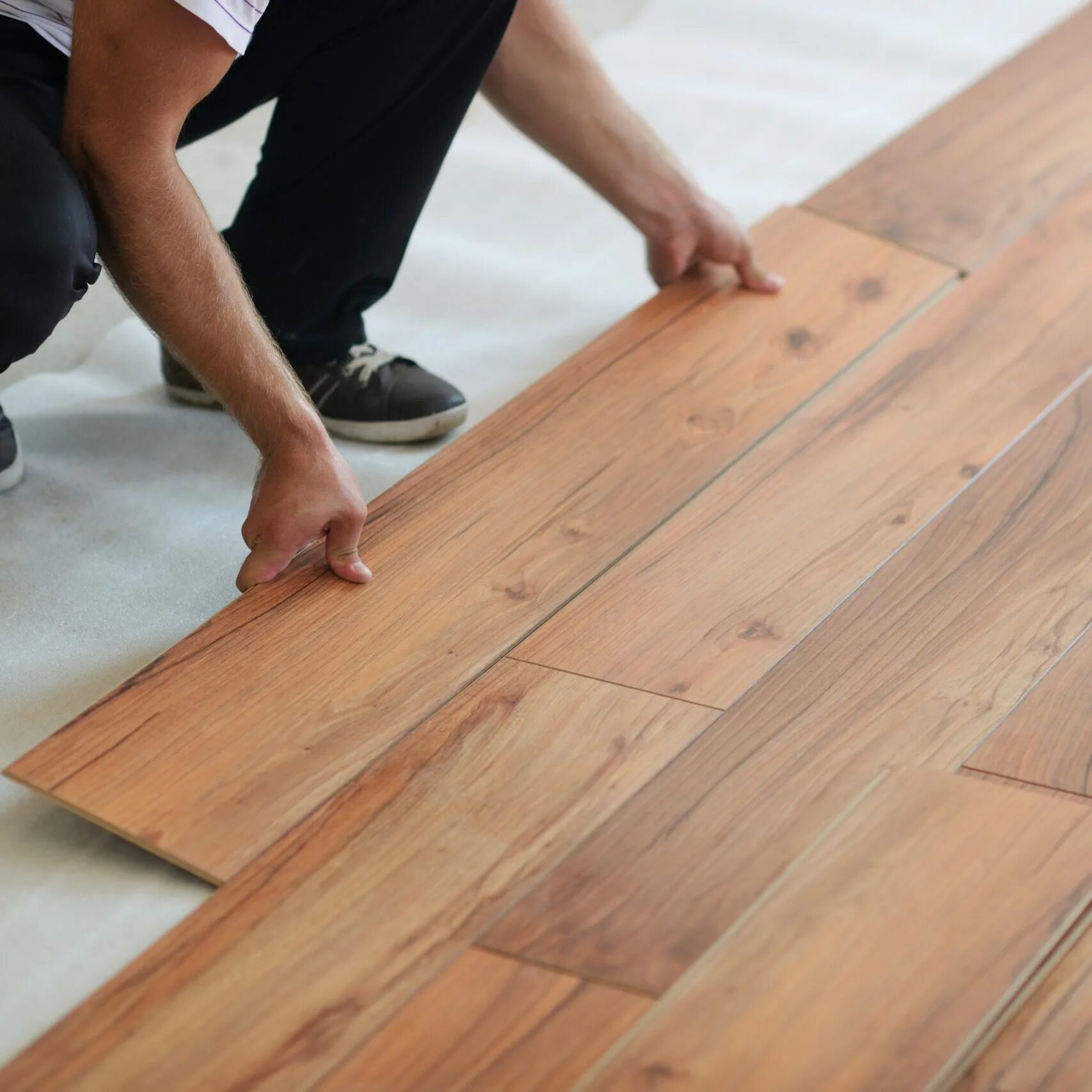 Покрытие постелить. Ламинат Laminate Flooring. Ламинат Флоринг. Укладка напольных покрытий. Настил паркетной доски.