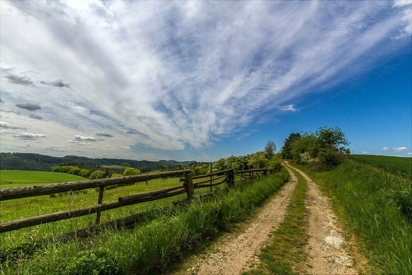 Деревенские дороги. Дорога в деревне. Дорога в деревне. Дорогие село. Сельская проселочная дорога.