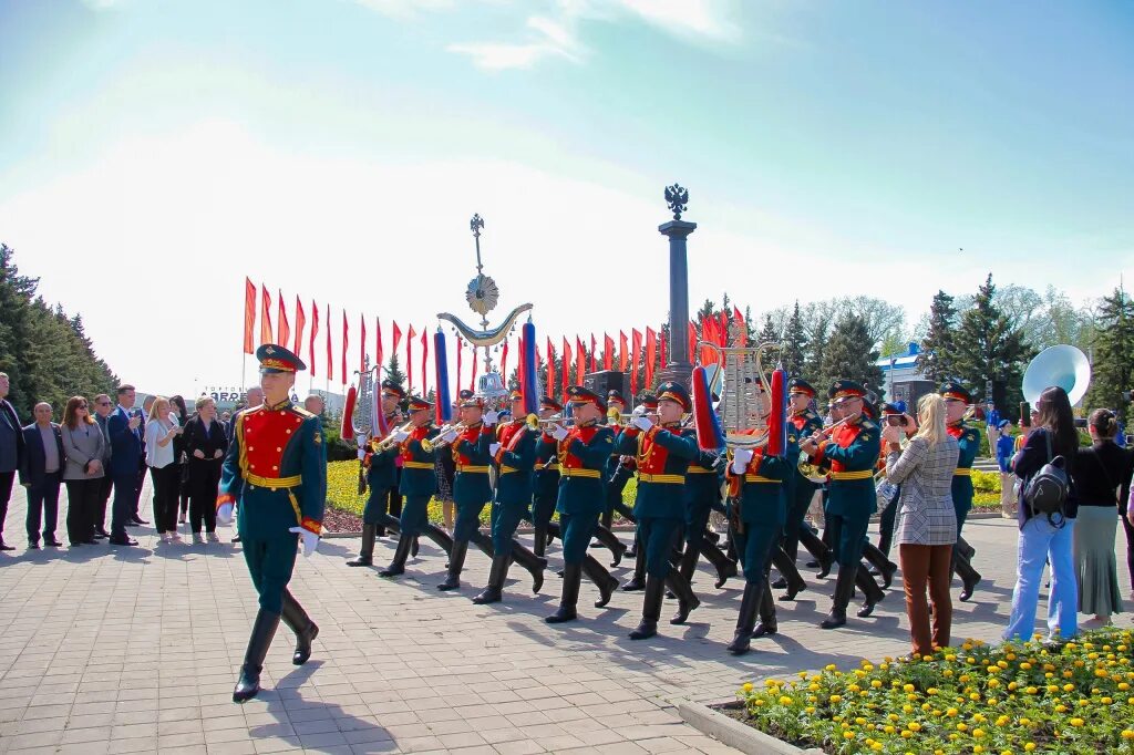 Возложение гирлянды к памятнику 9 мая Ростов на Дону. День Победы Ростов на Дону. Возложение венков на 9 мая в Ростове на Дону. Фотография мемориала Победы.