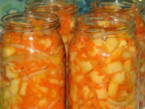 Морковь с луком на зиму. Салат из кабачков и моркови на зиму. помидоры с луком и кабачком на зиму. кабачки с морковкой на зиму. салат из кабачков моркови и лука на зиму.