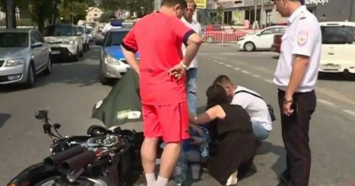 Сбить беременную. Мотоциклист сбил беременную женщину. задавил беременную женщину. в сочи на мотоцикле под мостом.