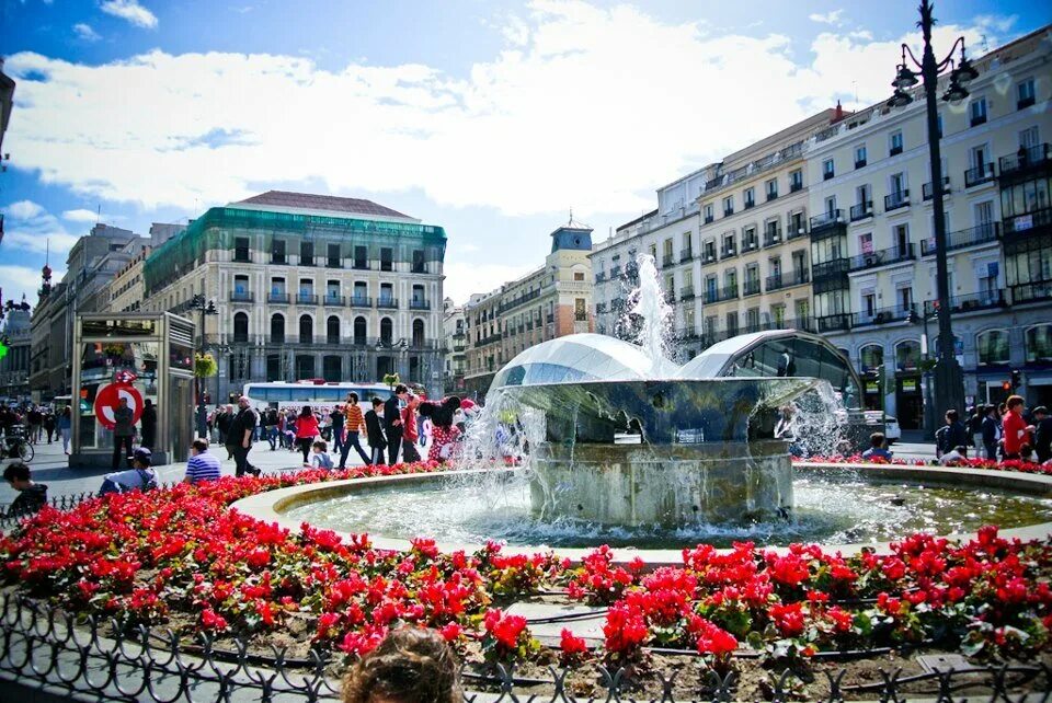 Пуэрта дель. Площадь пуэрта-дель-соль. Puerta del sol madrid центр города. Плаза де соль мадрид. Площадь в мадриде дель соль.