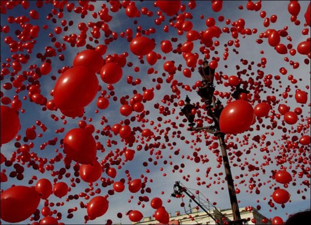 Видео красных шаров. Воздушный шарик. Красный воздушный шарик. Красный воздушный шарик в небе. Красивые воздушные шары красные.