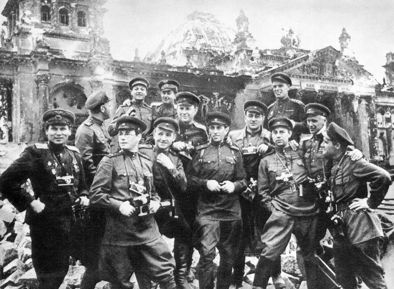День победы 41 45. Советские солдаты в берлине 1945. Победа май 1945 вов. День победы 41 45. Заставка 9 мая день победы.