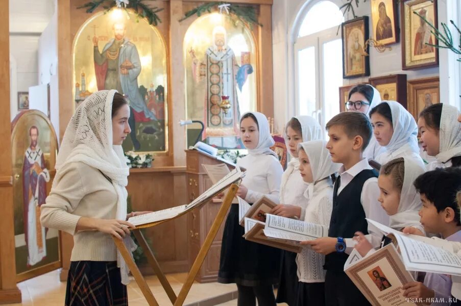 Регент церковного хора в храме Василия Великого Омск. Пение в храме. Маленькие девочки певчие в храме.